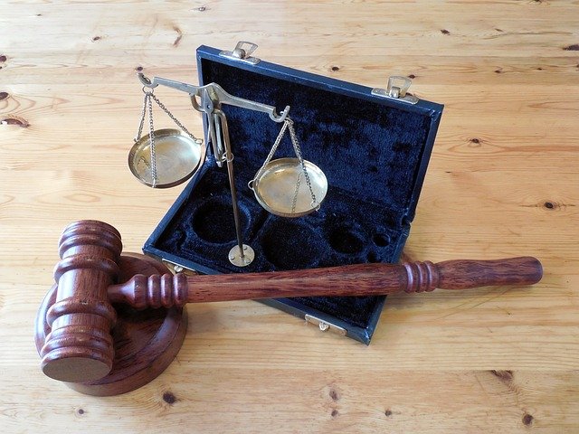 Waage und Hammer bei Gericht